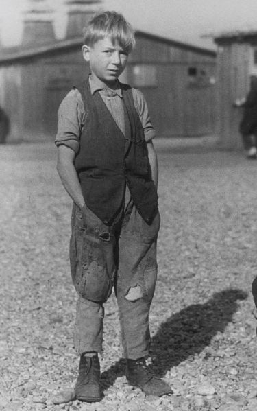 Datei:Kind Lager Allach 1947.jpg