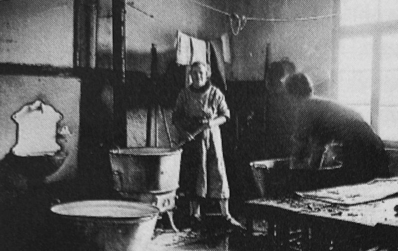 Datei:Kleiderhilfe 1.jpg