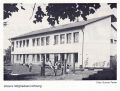 Über die Jahre kommt das benötigte Geld zusammen: Rund eine Million Mark. 1982 wird der Theodor-Sachs-Kindergarten in Inningen eröffnet. 100 Kinder können hier betreut werden. – Ein großer Erfolg für den kleinen Ort, der mittlerweile zu Augsburg gehört.